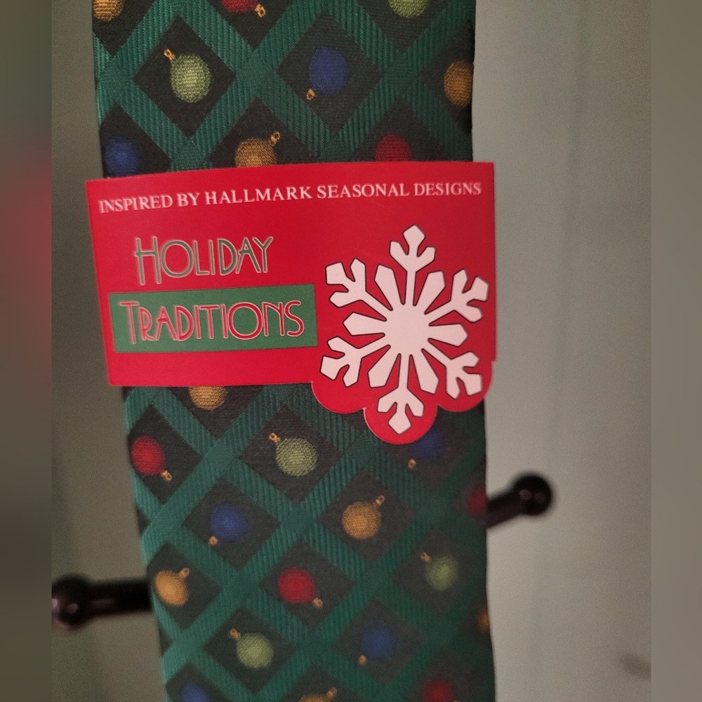 NWT Hallmark Holiday Traditions Tie,  Green with Ornanements Design.